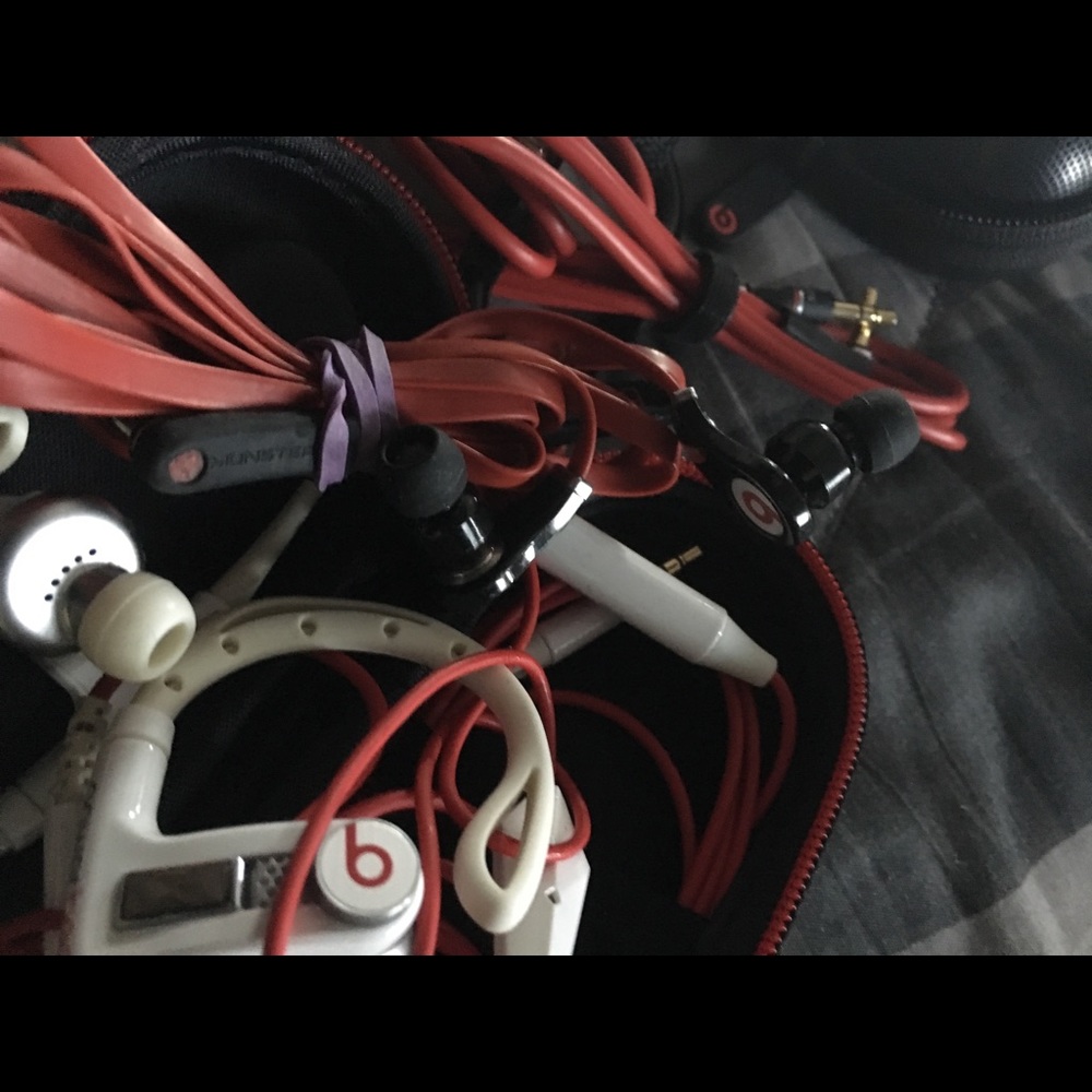 Package beats &two sets of headphones red n white - Picture 5 of 7